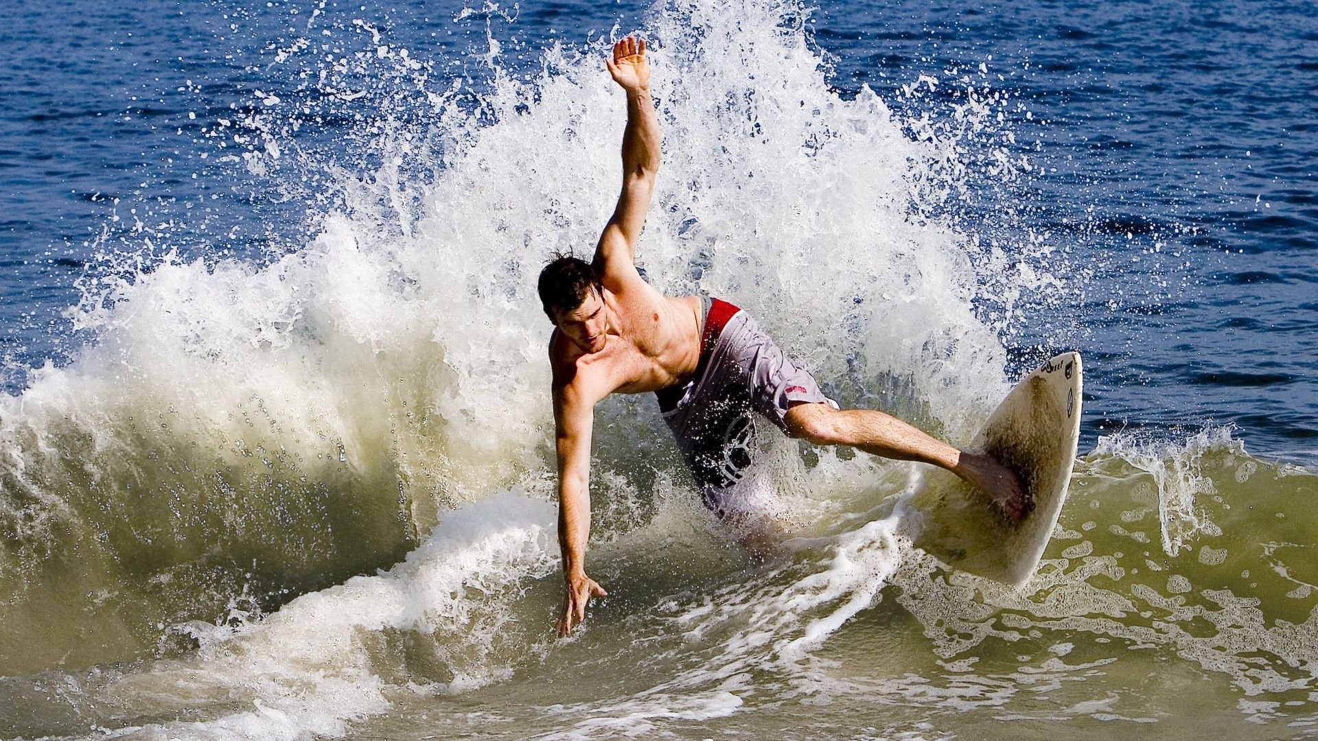 亚历克斯·格林伍德展现坚固防守,帮助袋鼠队锁定胜局,格林伍德合同